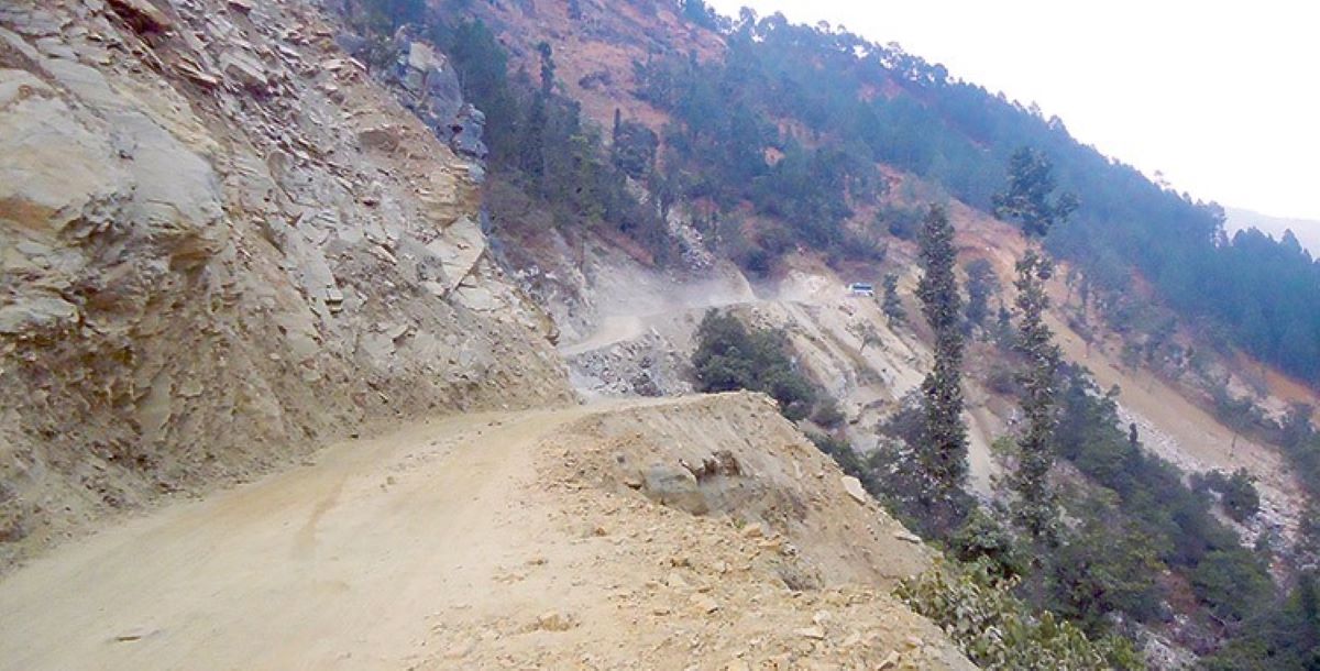 सुक्खा पहिराका कारण दुई दिनदेखि अवरुद्ध बेनी–दरबाङ सडक अझै खुलेन