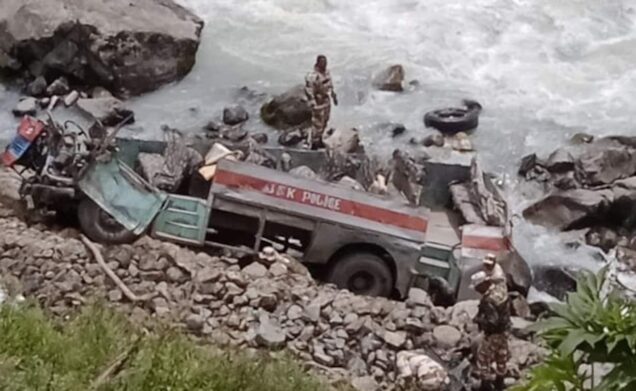 नदीमा बस खस्दा ६ जना भारतीय सुरक्षाकर्मीको मृत्यु, ३३ घाइते