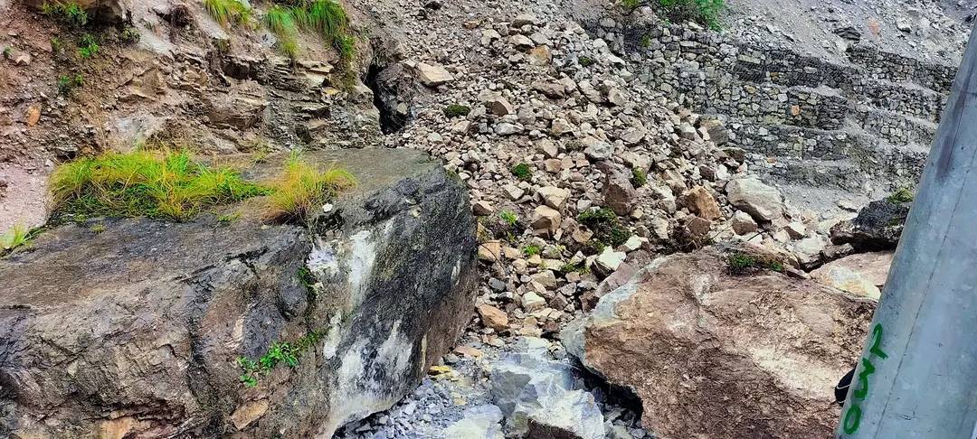 जयपृथ्वी राजमार्ग अवरूद्ध, यात्रु अलपत्र