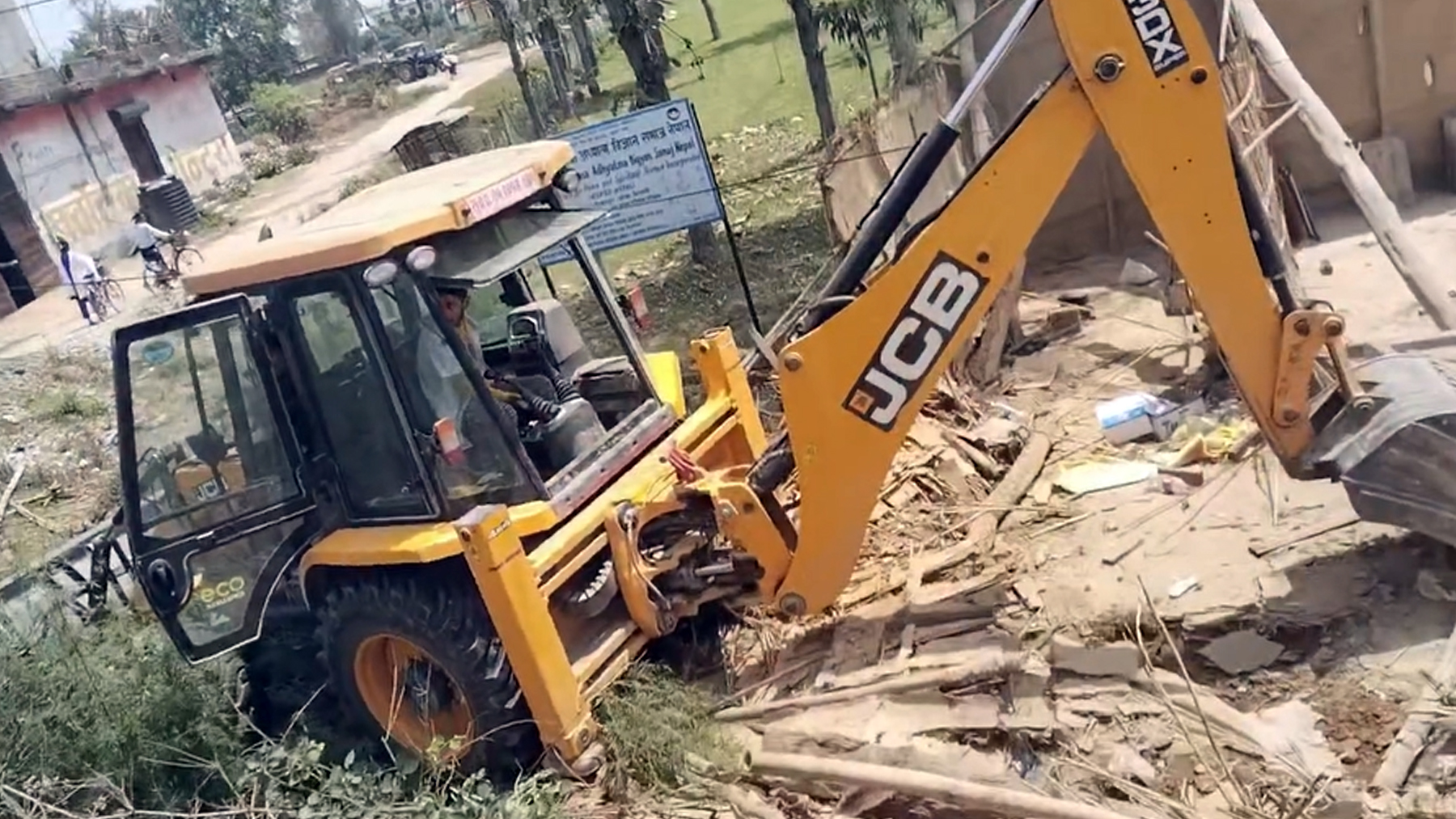 टीकापुरमा पनि सरकारी जग्गाको अतिक्रमण हटाउन चलाइयो डोजर