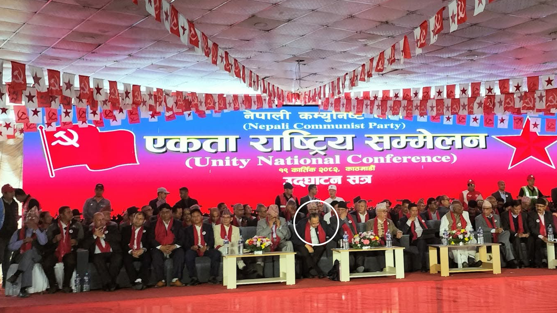 हिजो राति ओलीलाई भेटेका झलनाथ पनि माओवादीसँगको पार्टी एकतामा पुगे