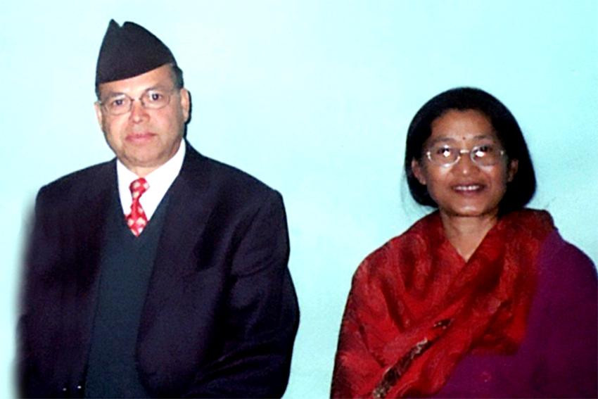 झलनाथ पत्नी चित्रकारलाई थप उपचारका लागि भारत लगियो