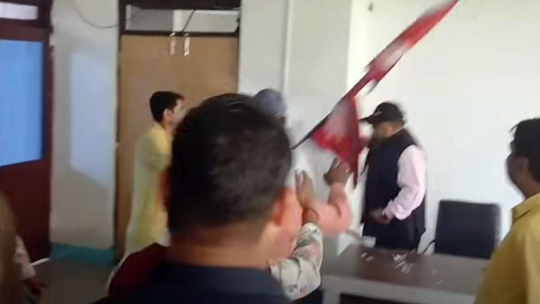 मधेश प्रदेशका मुख्यमन्त्रीको कार्यकक्षमा तोडफोड