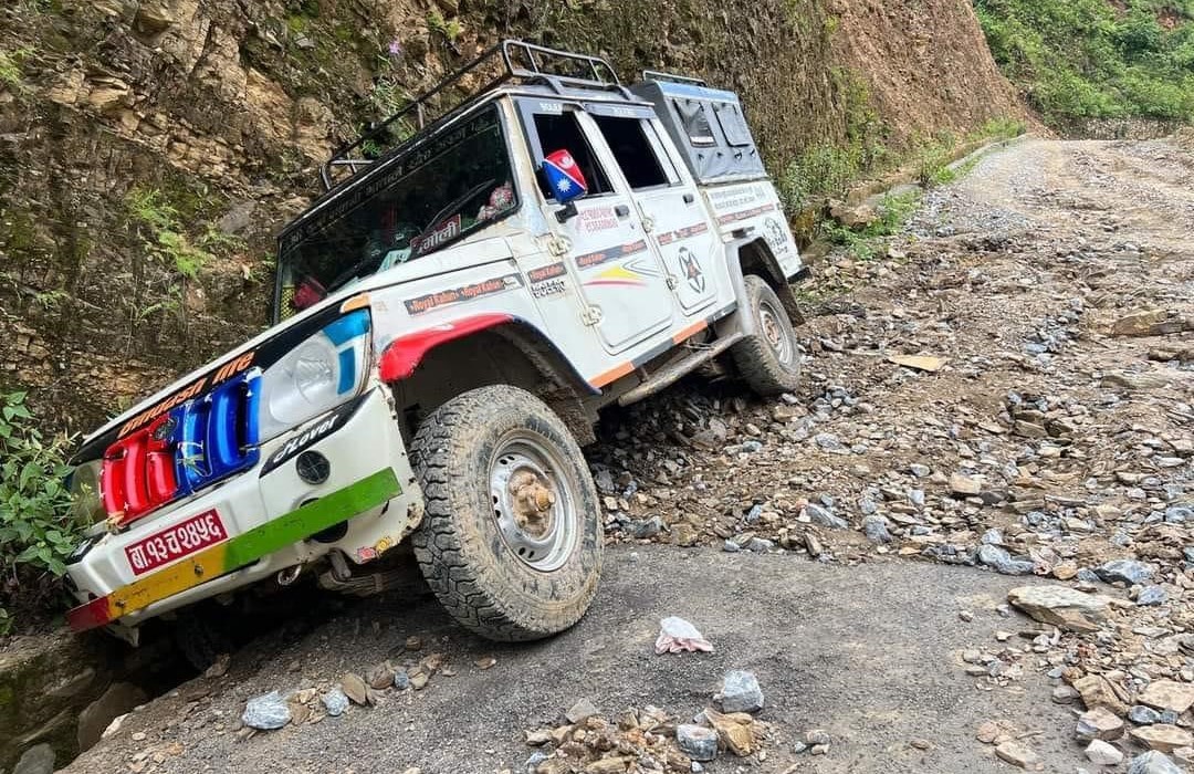 भिरकोटबाट दमौली आउँदै गरेको जिप झापुटारमा दुर्घटना, ६ जना घाइते