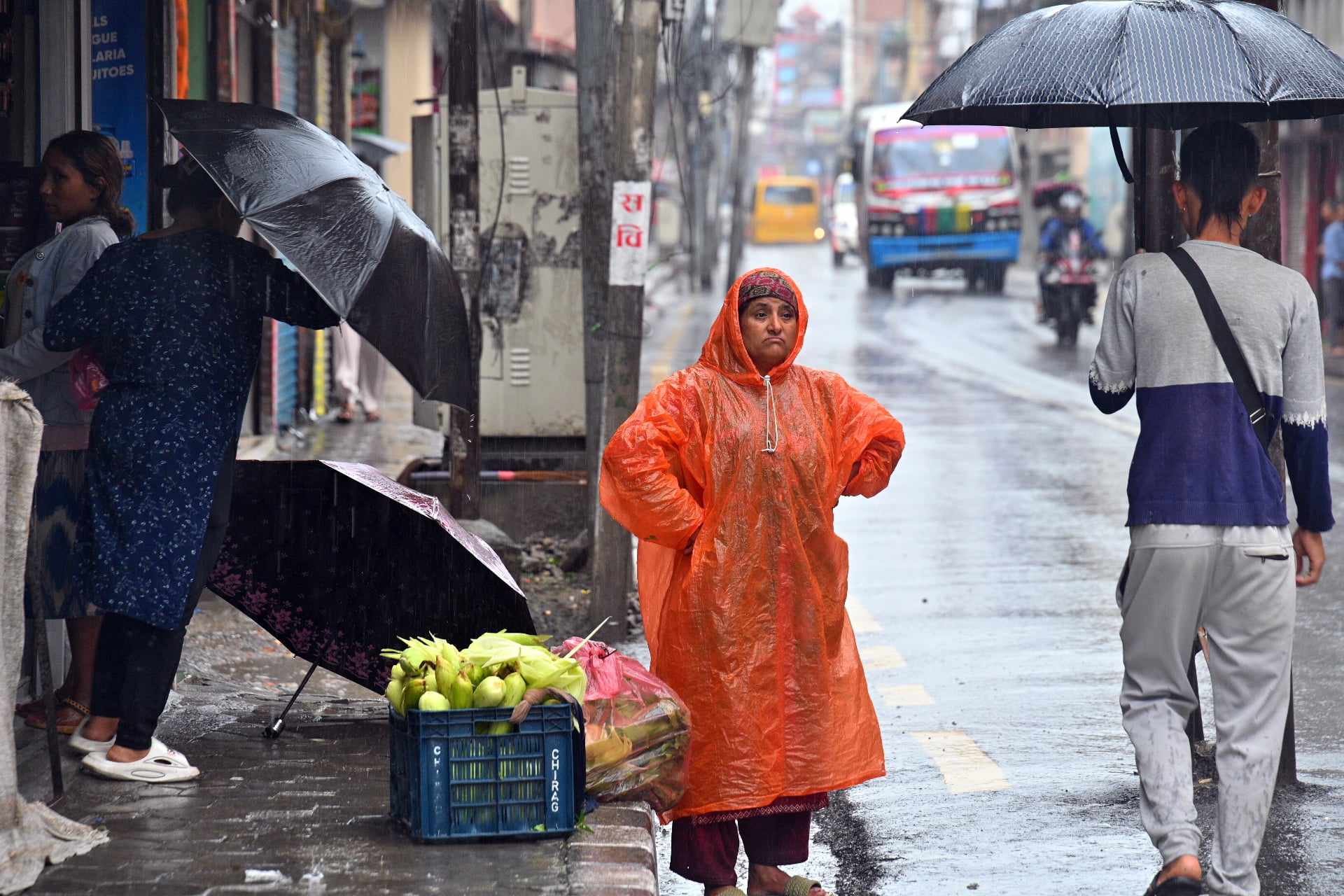 लगातारको झरीले काठमाडौंको जनजीवन प्रभावित (फोटो फिचर)