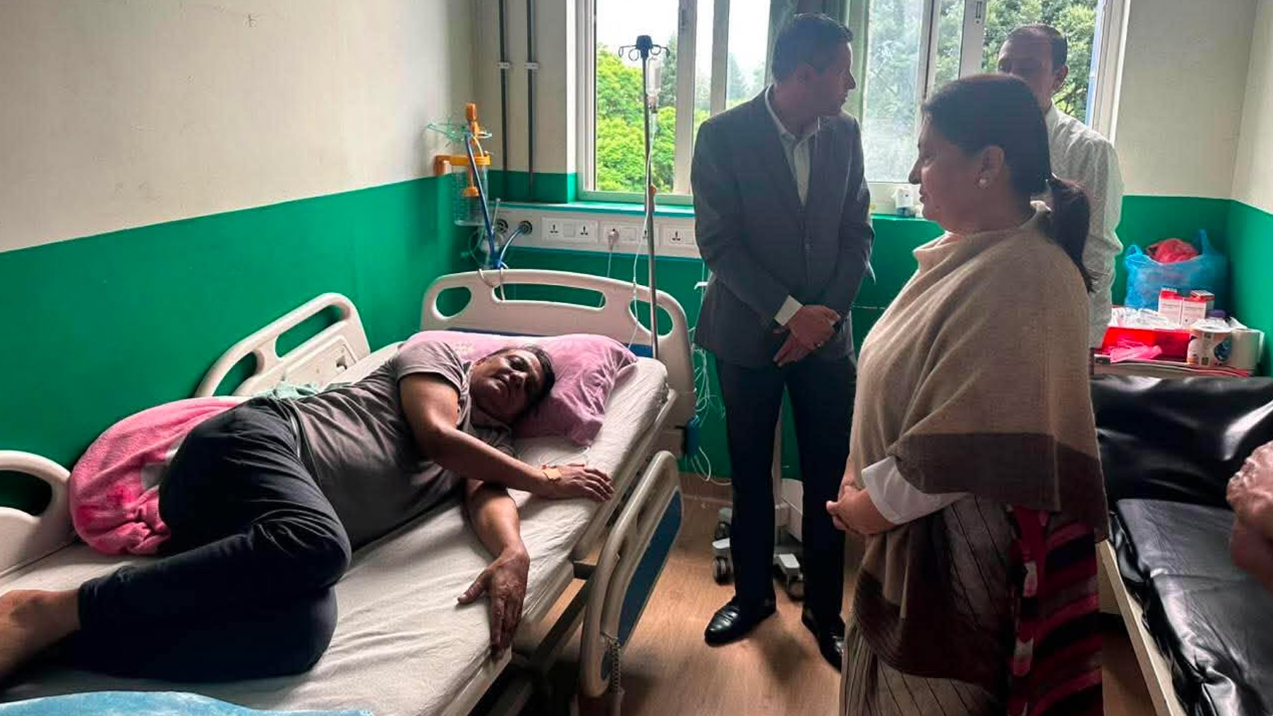 ओलीनिवास गुण्डुमा ढलेका जेएनलाई भेट्‌न वीर अस्पताल पुगिन् भण्डारी