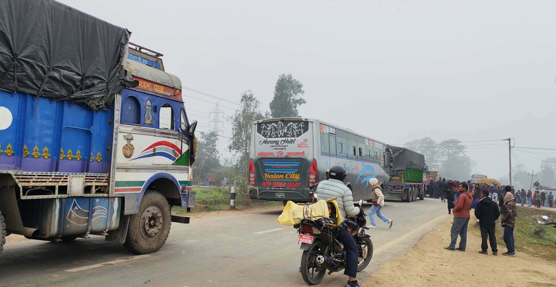 कैलालीमा ट्रकको ठक्करबाट किशोरको मृत्यु, पूर्वपश्चिम राजमार्ग अवरुद्ध