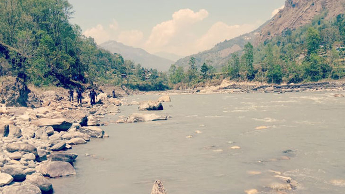 झोलुङ्गे पुलबाट कालीगण्डकी नदीमा खसेका युवाको जीवितै उद्धार, उपचारका लागि हेलिकप्टरमा पाेखरा लगिँदै