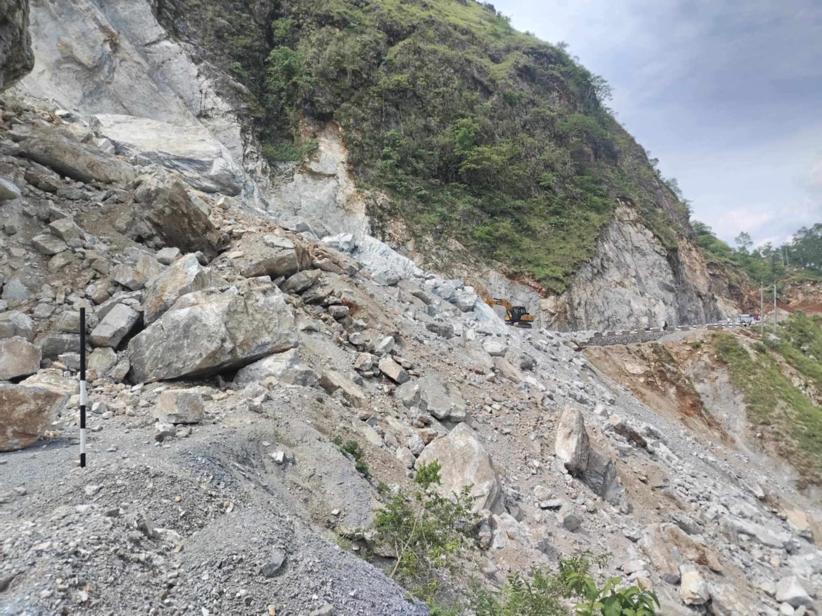 गरगरे र मुल्कमा चट्टानसहितको पहिरो, कालीगण्डकी सडक अवरुद्ध