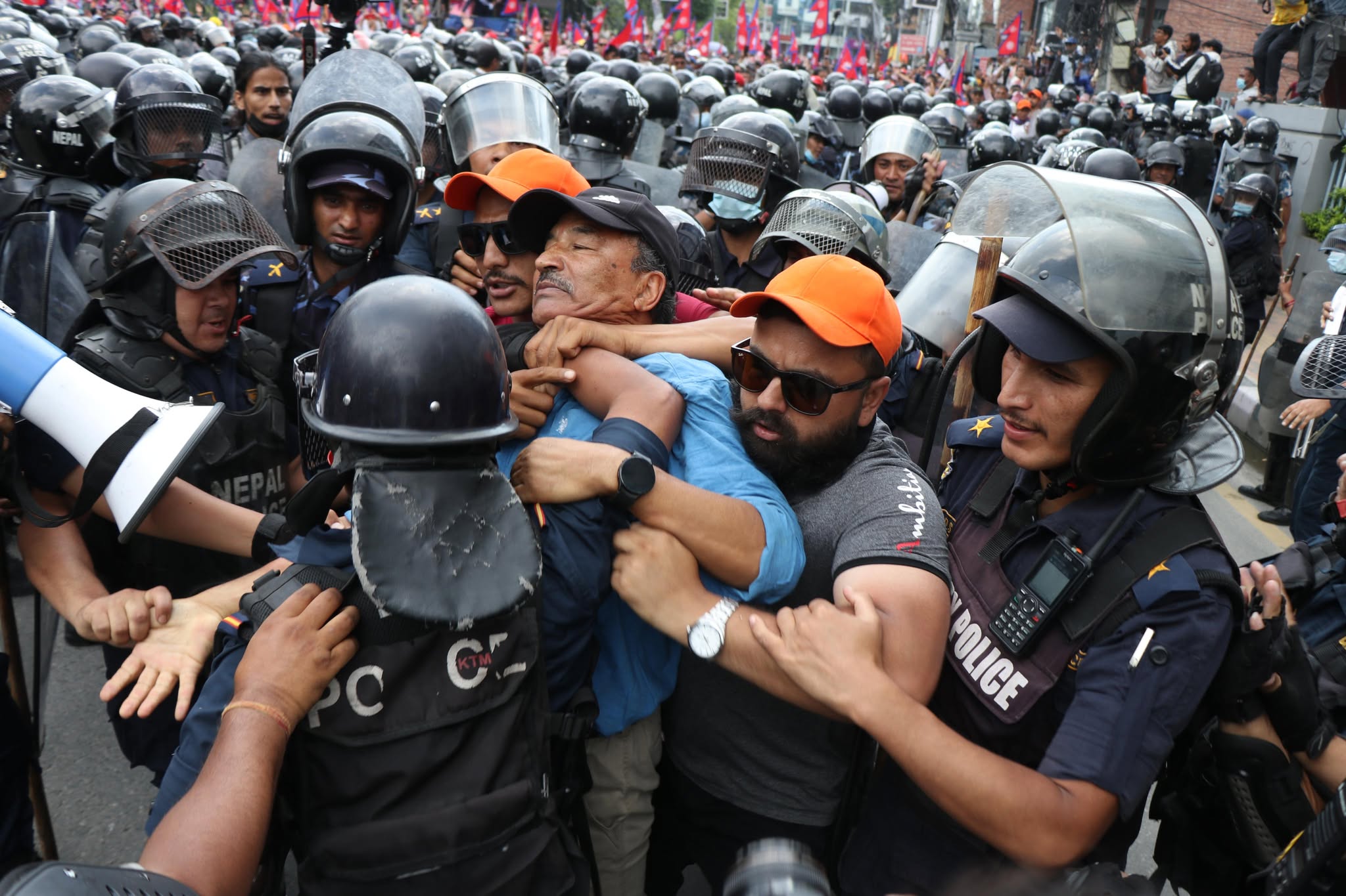 चाैथो दिनमा उत्तेजक बन्यो राजावादीको प्रदर्शन, प्रहरीले गर्‍यो लाठी चार्ज, केही घाइते