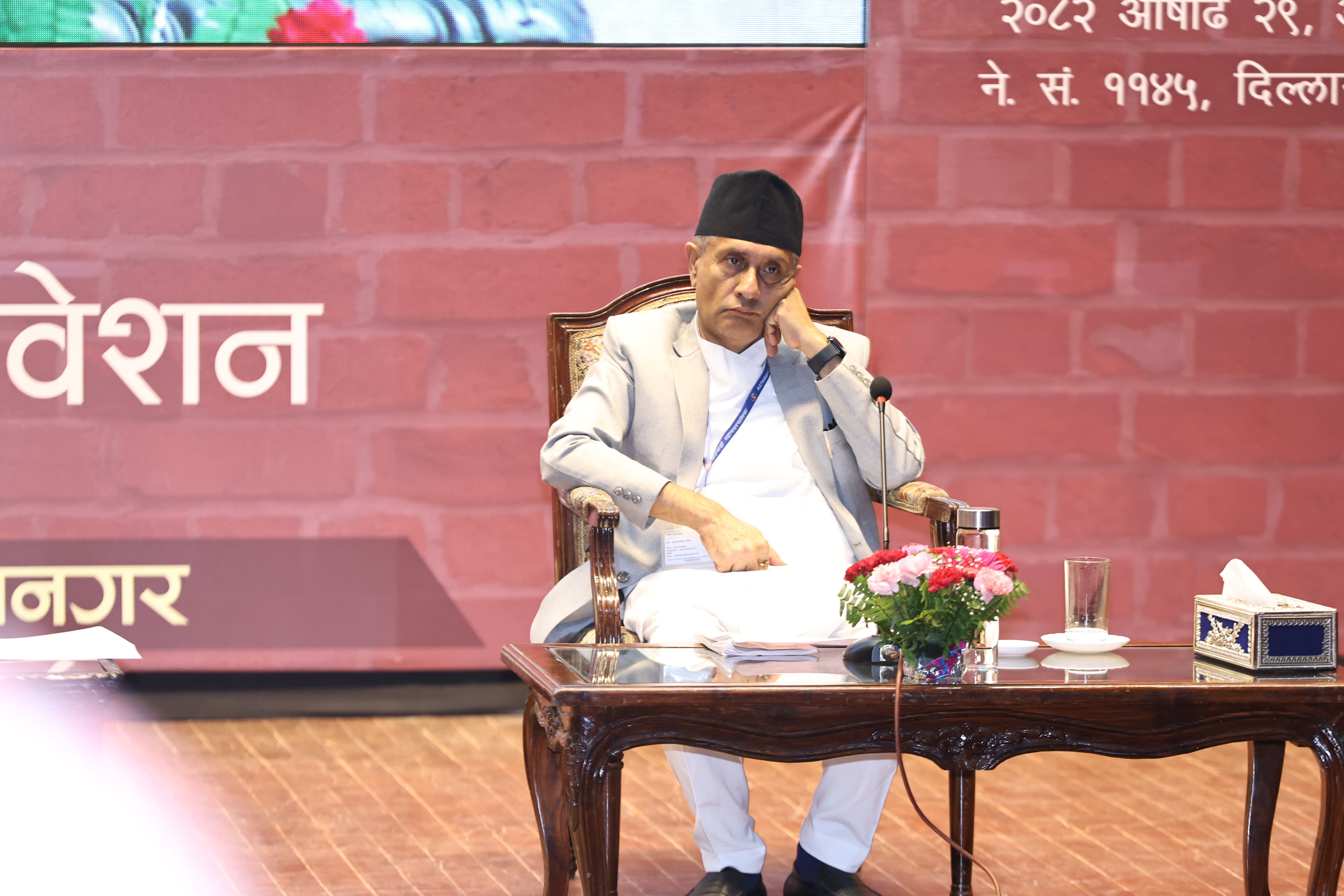 काठमाडौंको नगरसभामा देखिएको प्रमुख प्रशासकीय अधिकृतको छटपटी (तस्वीरहरू)