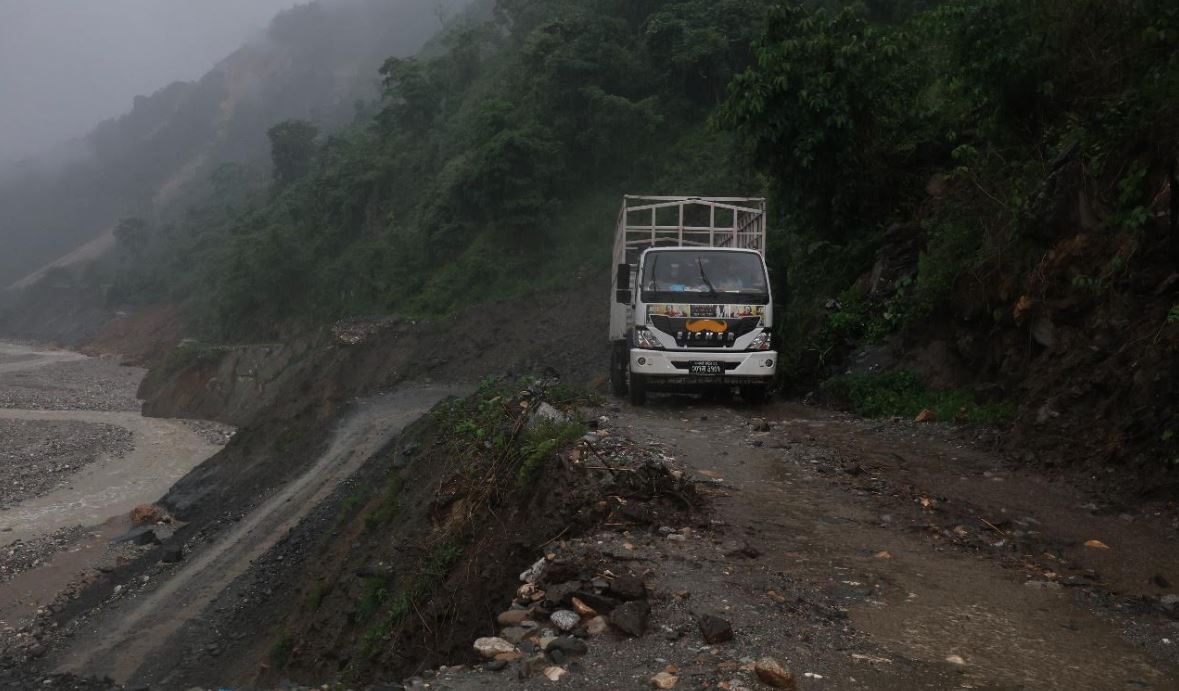 कान्ति लोकपथको कन्तविजोग, यस्तो छ काठमाडौंलाई प्रदेश राजधानीसँग जोड्ने सडकको अवस्था