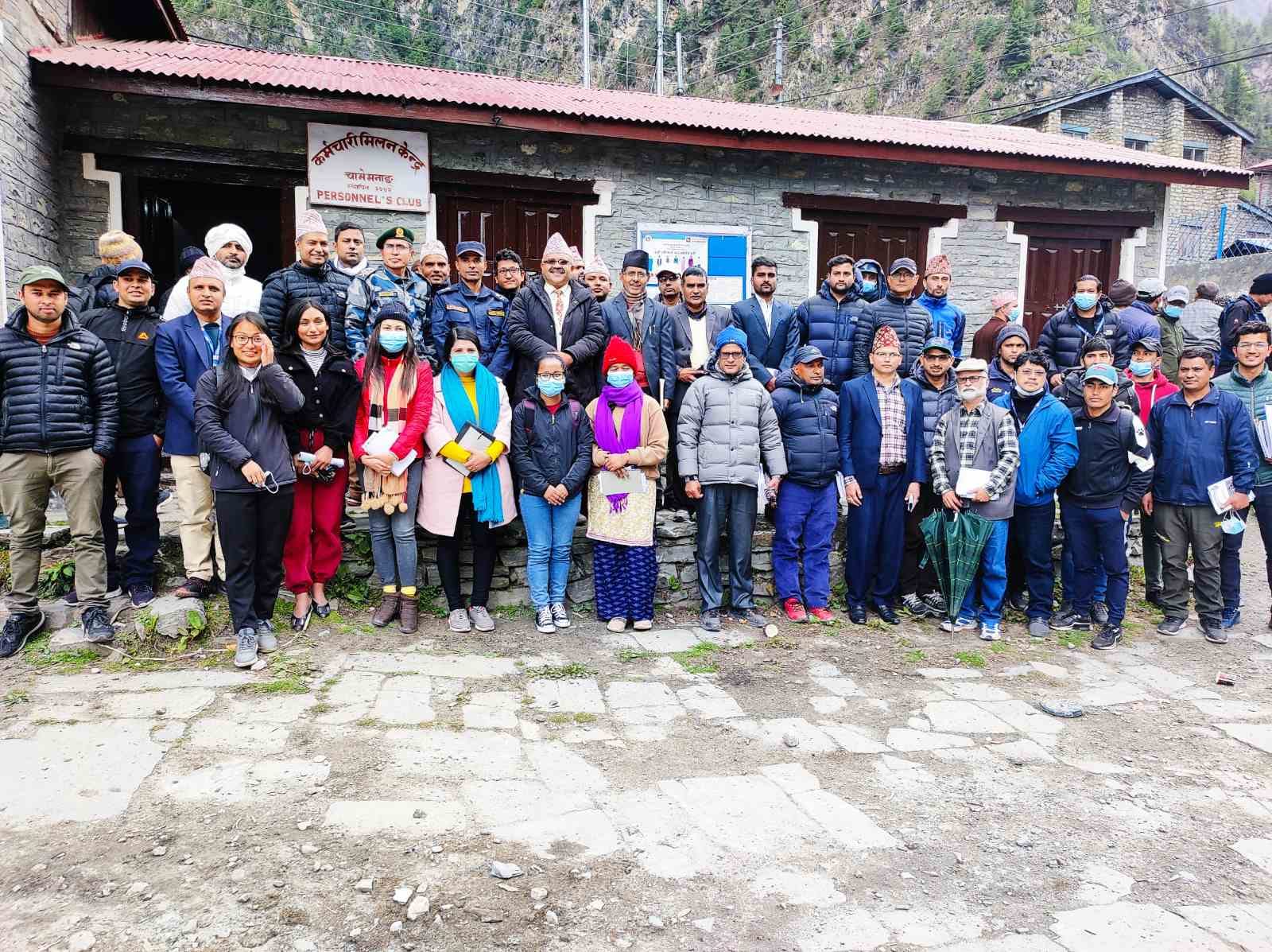 दुई दिन पैदल हिँडेर मतदान केन्द्रमा पुगे सुरक्षाकर्मी र कर्मचारी