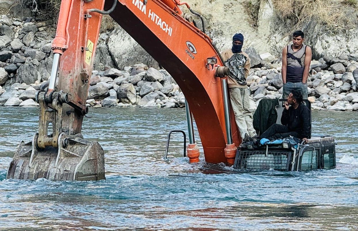 कर्णाली नदीमा डोजर फस्यो, चार घण्टापछि तीन जनाको उद्धार