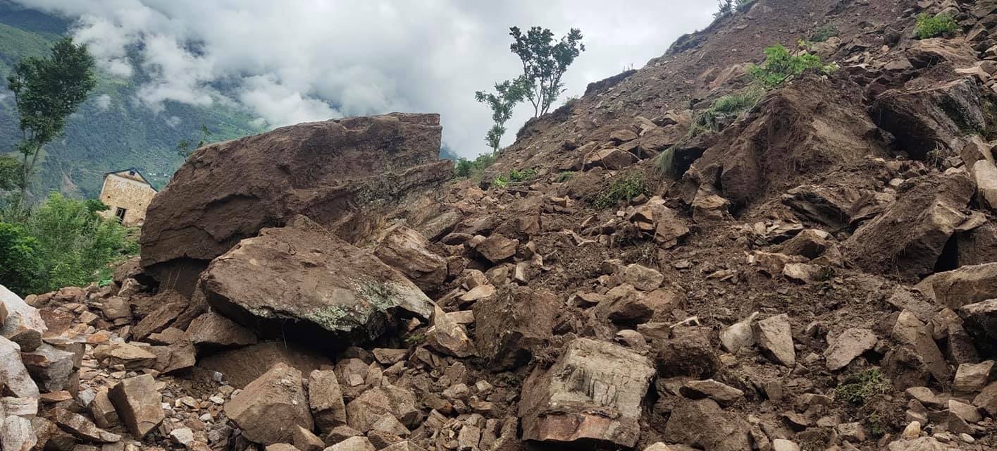 छारेभिरमा पहिरो खसेपछि कर्णाली कोरिडोर ठप्प