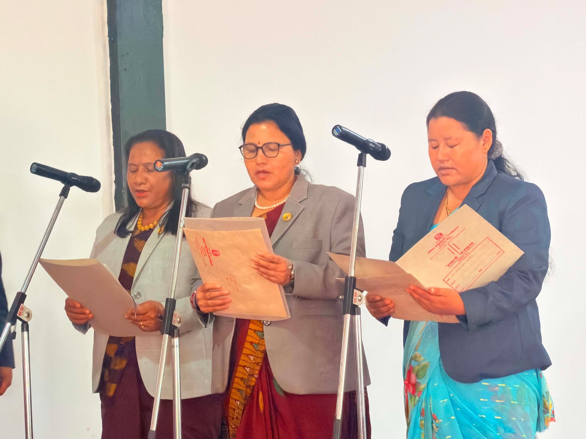 कर्णाली सरकारले २९ दिनपछि पायाे पूर्णता, नेकपाबाट तीन मन्त्रीले लिए शपथ