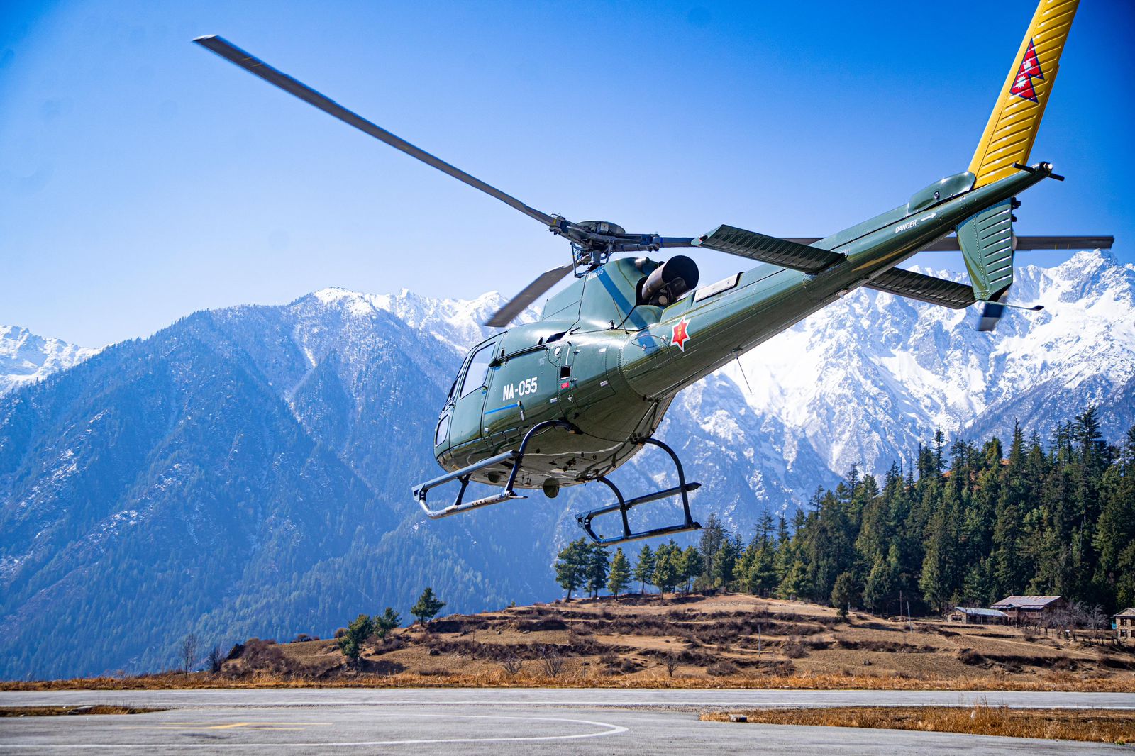 कर्णालीका हिमाली क्षेत्रमा हेलिकोप्टरमार्फत पुगे कर्मचारी र निर्वाचन सामग्री