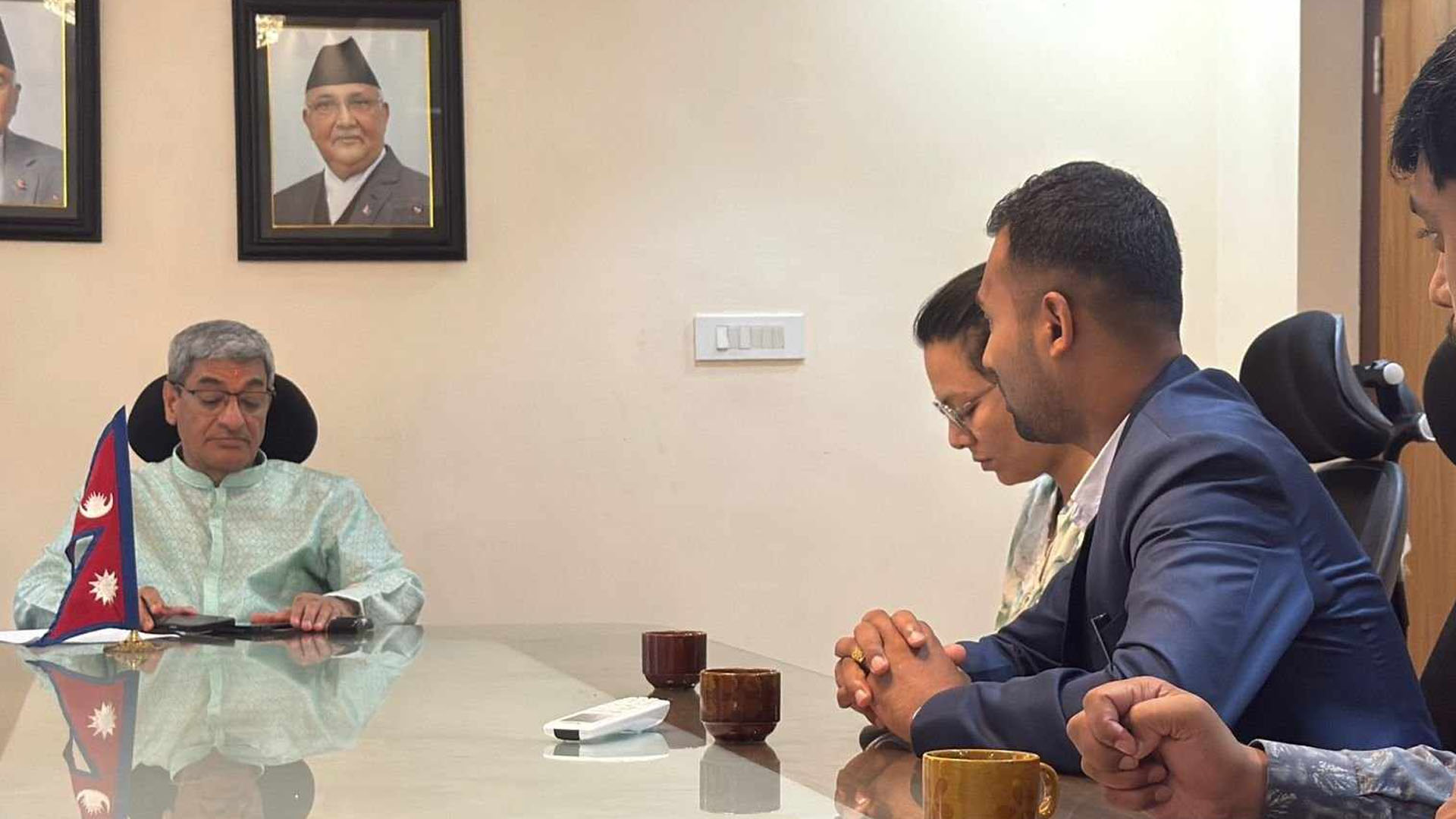 डाक्टर केशव श्रेष्ठले गृहमन्त्रीलाई भेटेर सुनाए पीडा