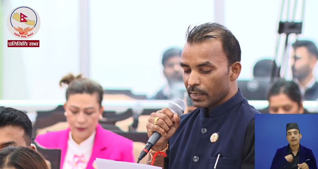 फुटपाथमै बच्चा जन्माएको घटनामा रास्वपाकै सांसदले मागे सरकरको जवाफ