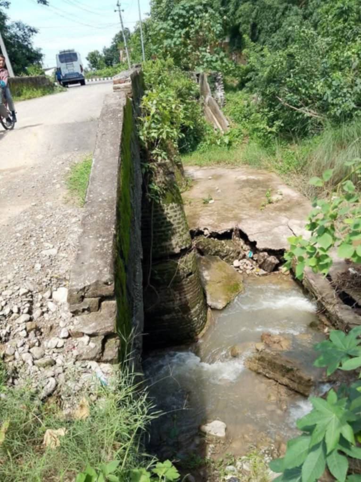 कञ्चनपुरको टोटीखोलाको पुल जीर्ण, जोखिम मोलेर हिँड्नुपर्ने बाध्यता