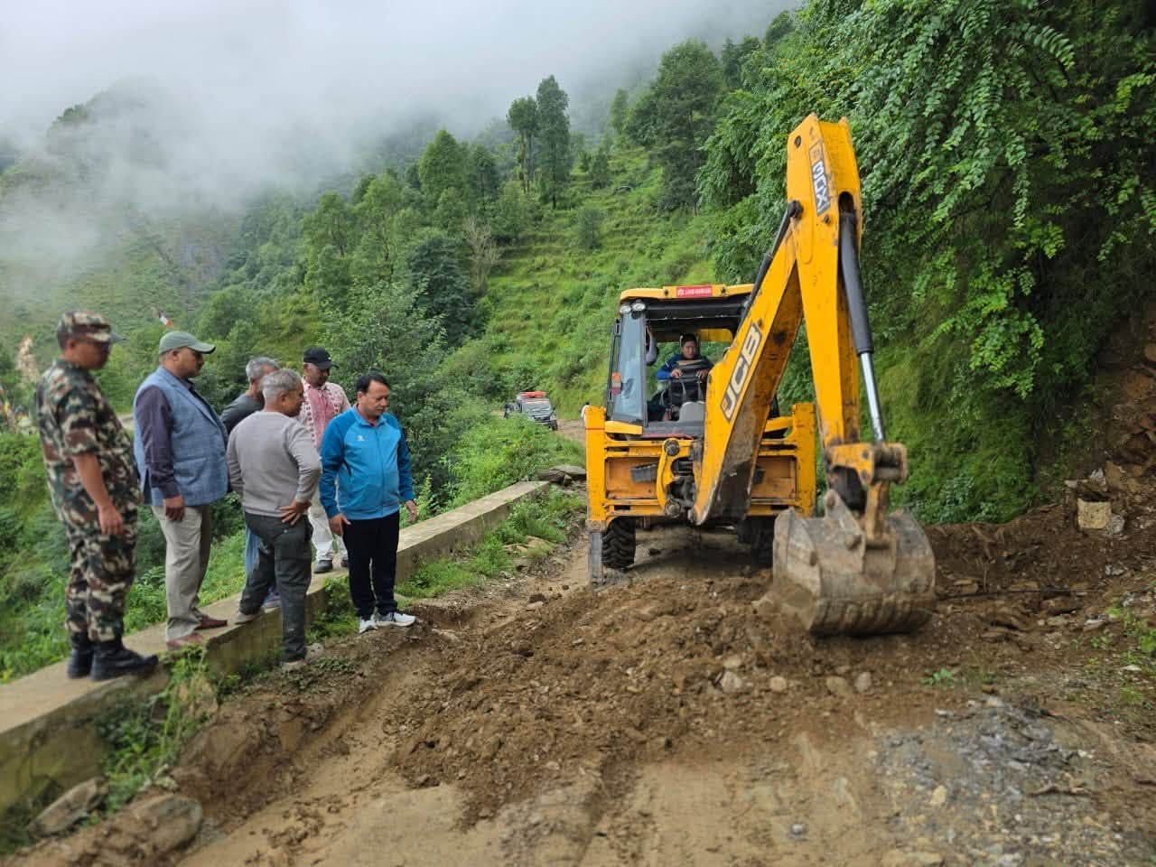 रसुवा जाने वैकल्पिक सडक निर्माणमा फिल्डमै खटिए बागमतीका मुख्यमन्त्री थापामगर