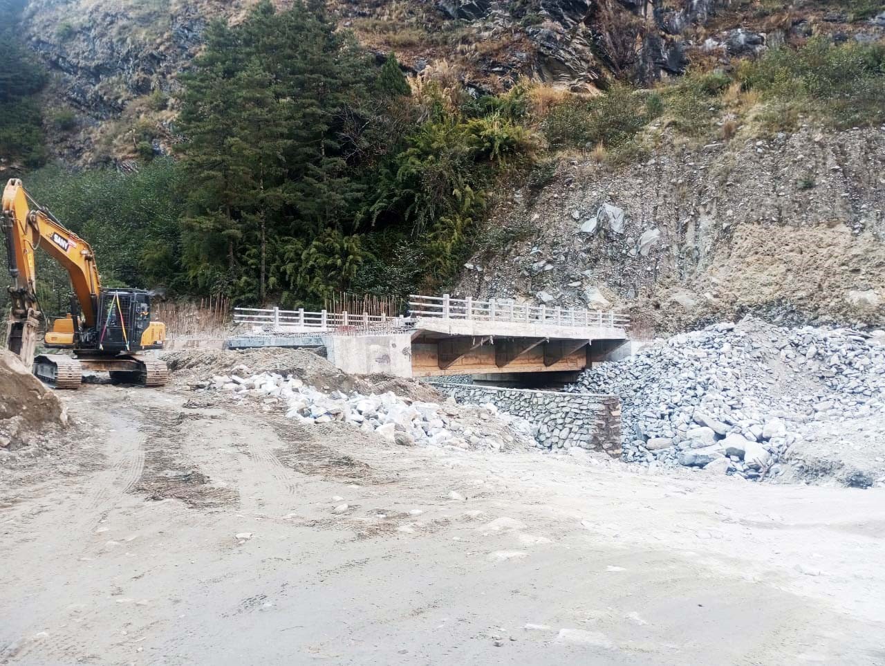 कोरला सडकमा १३ पुल निर्माण, तीन पुल बन्दै