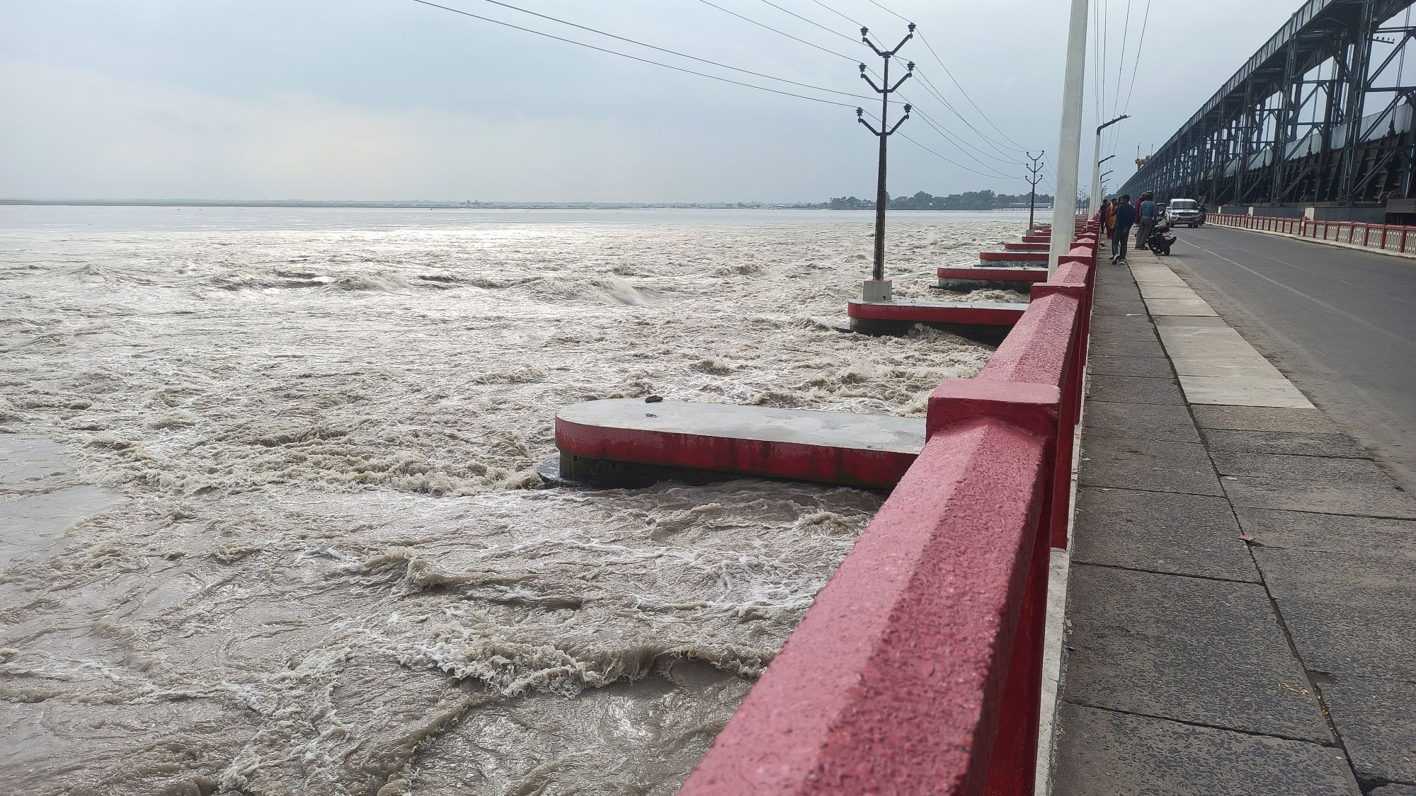 सप्तकोशीमा पानीको बहाब बढ्दो, २८ ढोका खोलियो