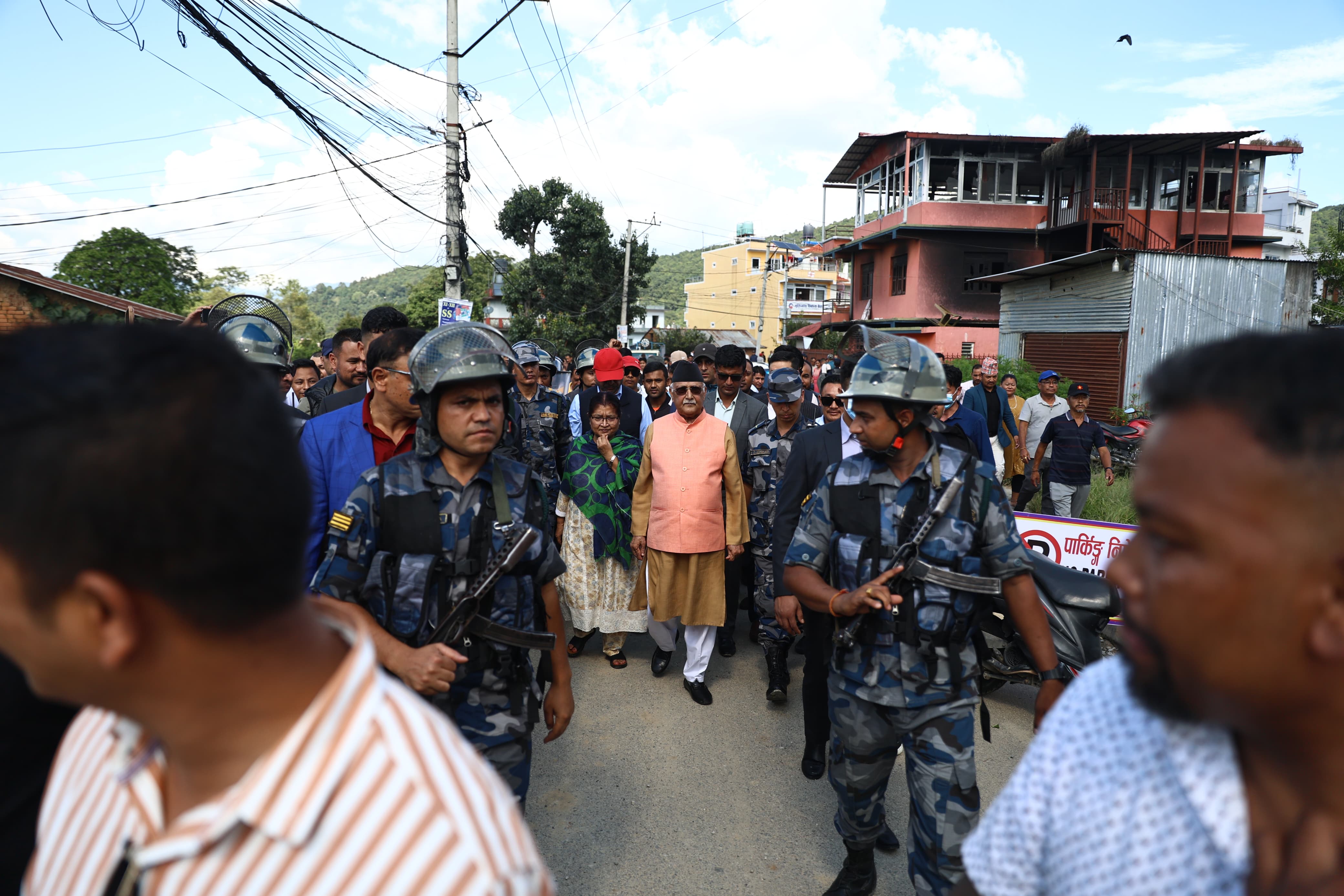 उच्च सुरक्षासहित सार्वजनिक मञ्चमा ओली, घेरा हालेर निवास पुर्‍याइयो (तस्वीरहरू)