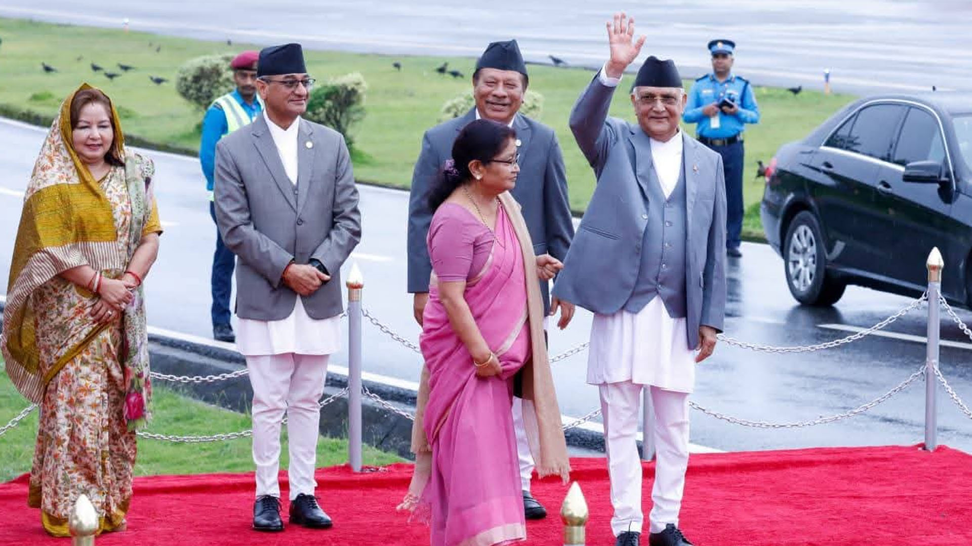 प्रधानमन्त्रीको चीन भ्रमण टोलीमा को को छन् ?