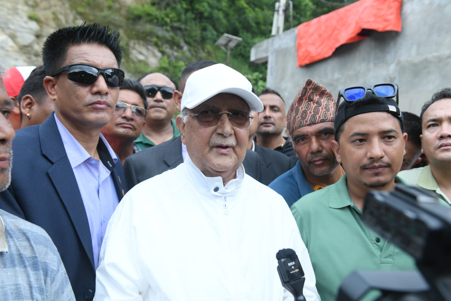 बाढीप्रभावित क्षेत्रको अवलोकनका लागि नुवाकोट जाँदै ओली, त्यसअघि राहत सामग्री हस्तान्त्रण गर्ने