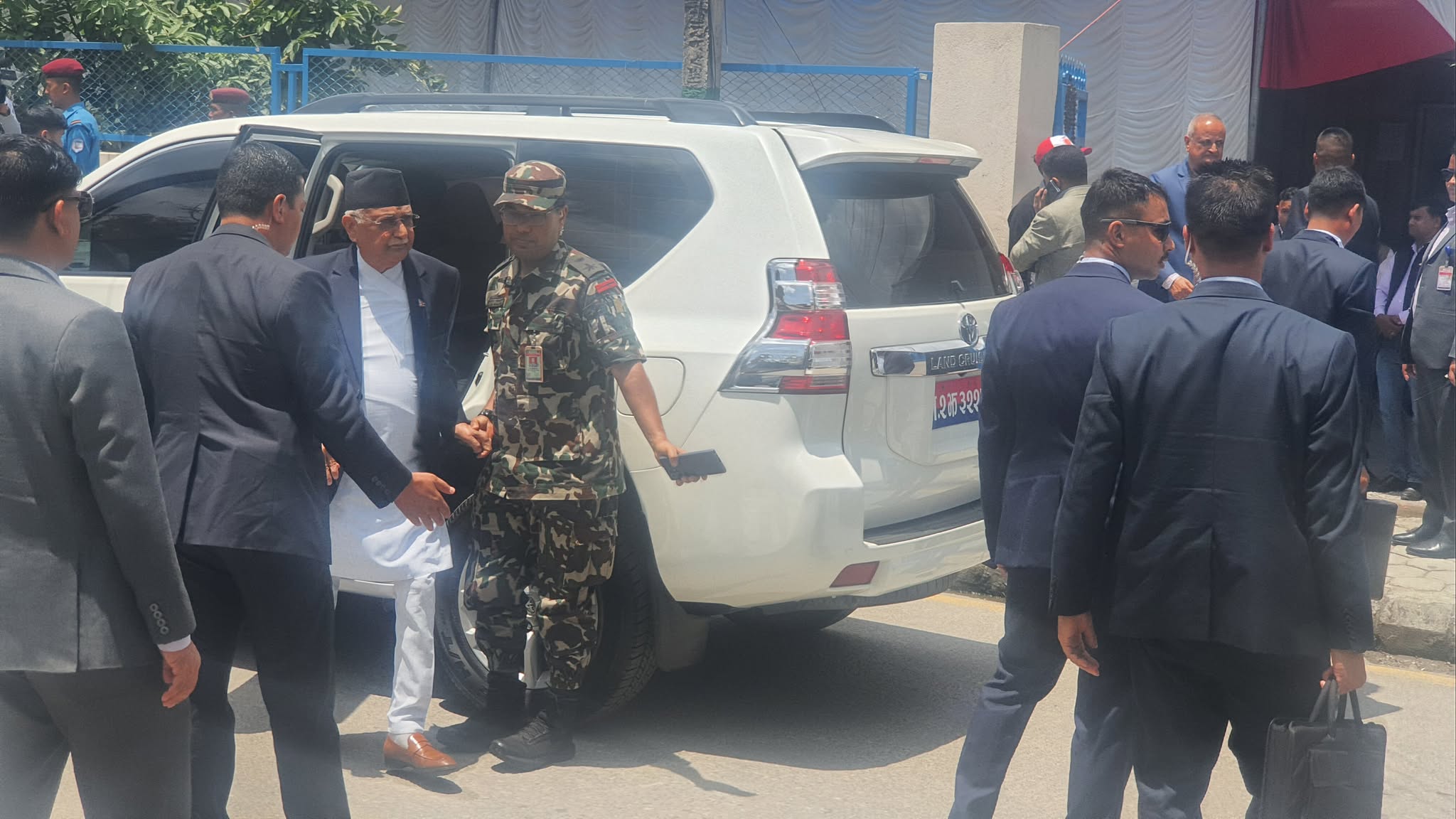 ३५ मिनेट ढिलागरी च्यासल आइपुगे ओली, एमाले केन्द्रीय कमिटीकाे बैठक सुरु
