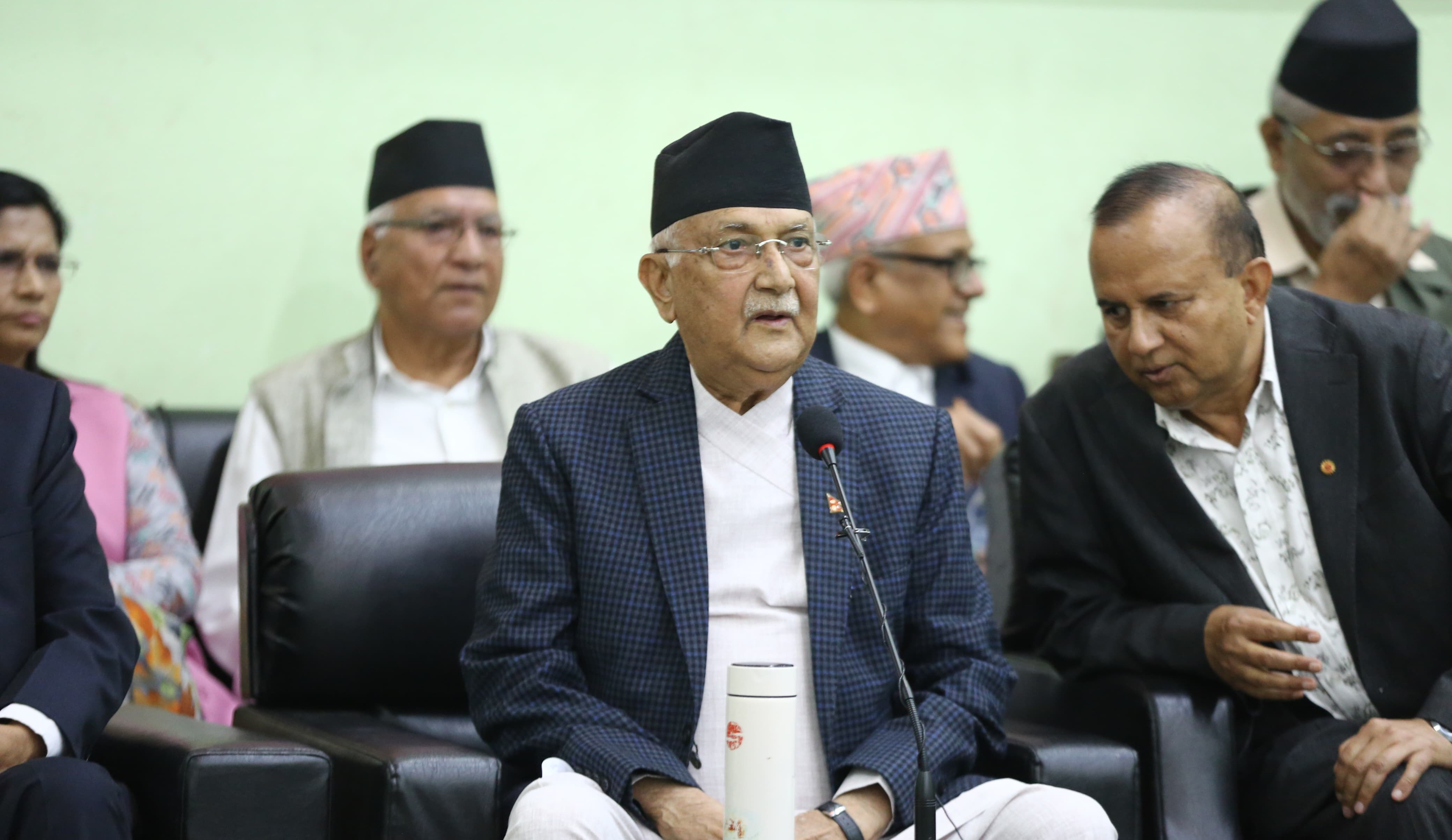 पराजितहरू भन्दै ओलीले गरे आफ्नै कार्यकर्ताको अपमान, च्यासलमा प्रश्न– हारेपछि पार्टी छोड्नुपर्ने हो ?