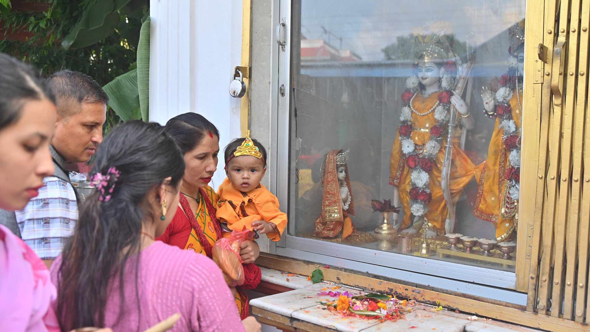 कृष्ण जन्माष्टमीमा कृष्ण र राधाको शृङ्गारमा सजिएका बालबालिका (तस्वीरहरू)