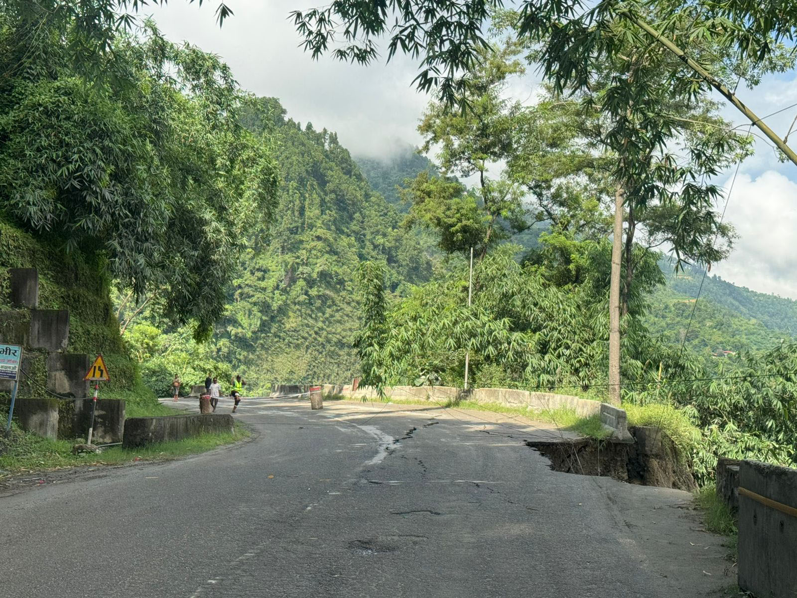 कृष्णभिरमा पहिरो खसेपछि पृथ्वी राजमार्ग अवरुद्ध