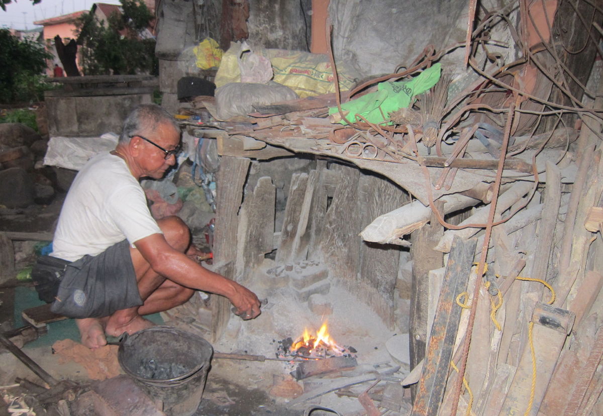 घन ठोकेरै तीनवटा घर बनाएका कुलबहादुर भन्छन्– आरनमै सर्वस्व छजस्तो लाग्छ