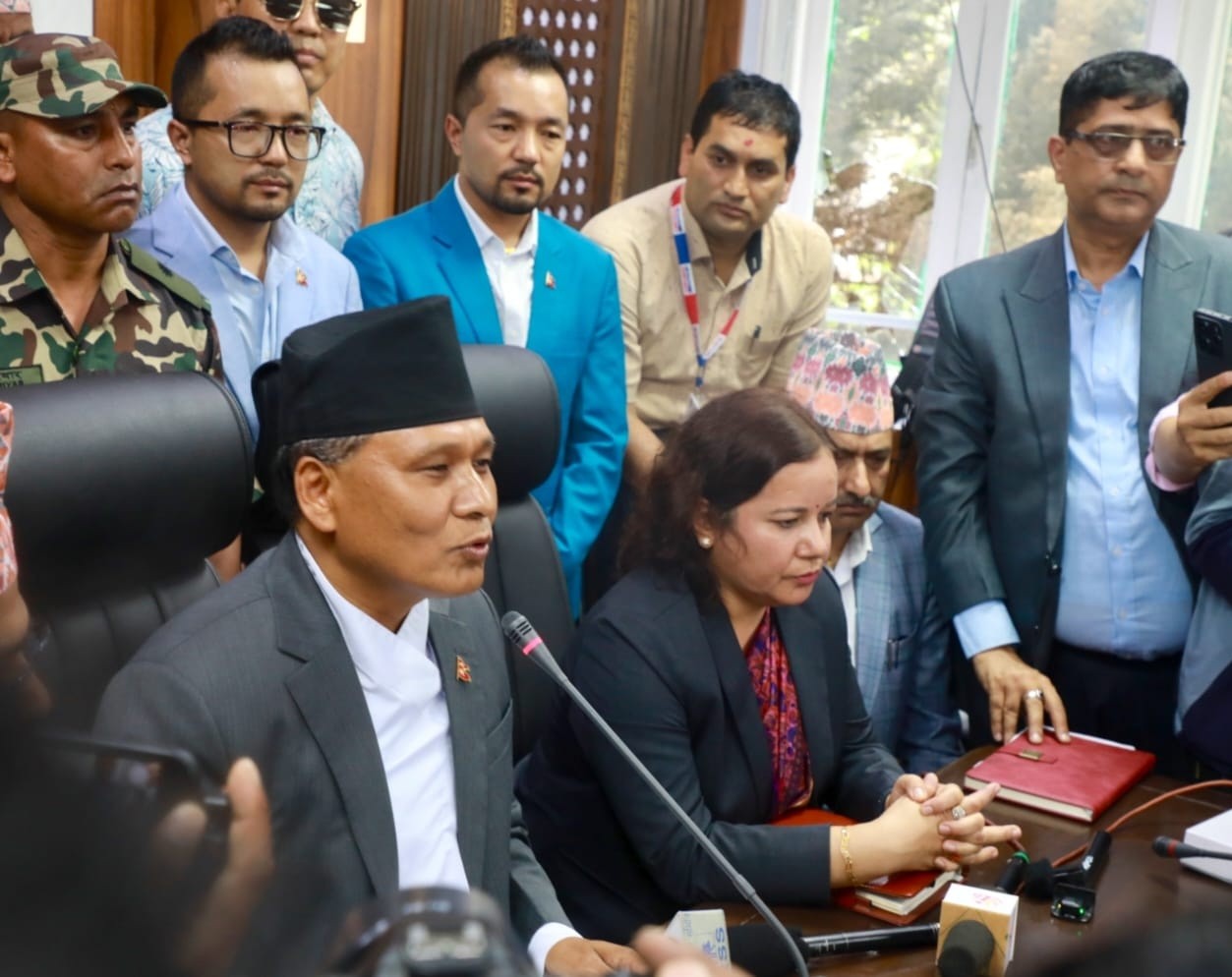 जलेका गाडी हटाउन र भित्तामा रङरोगन गर्न मन्त्री घिसिङको निर्देशन, ‘हाम्रा संरचना हामी आफैँ बनाऔँ’ अभियान सुरू गर्ने