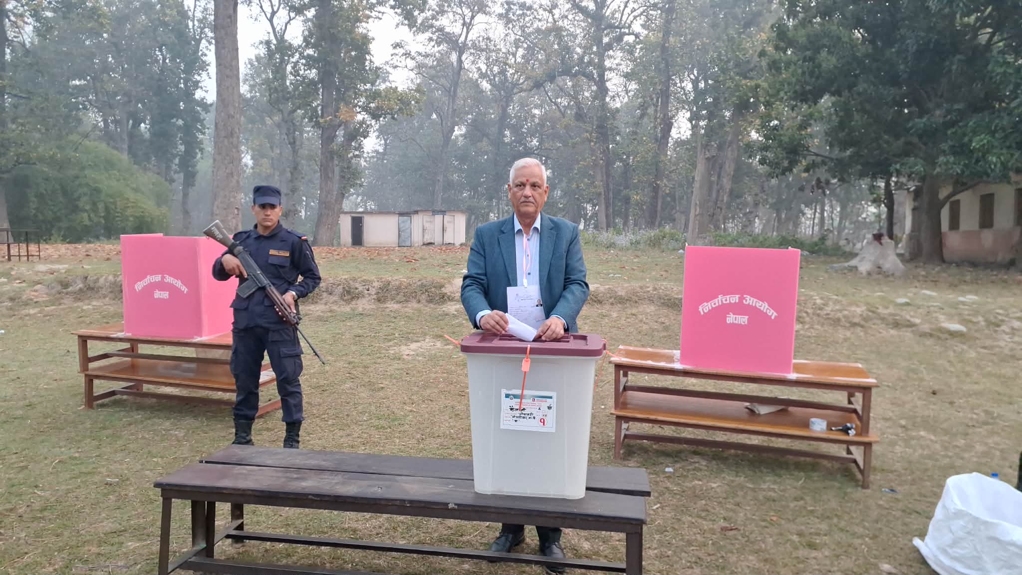 एमाले उपमहासचिव भट्टले गरे मत मतदान