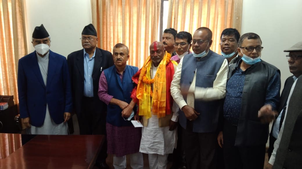 लोसपा केन्द्रीय सदस्य कांग्रेसमा प्रवेश, सानेपामा देउवाले गरे स्वागत 