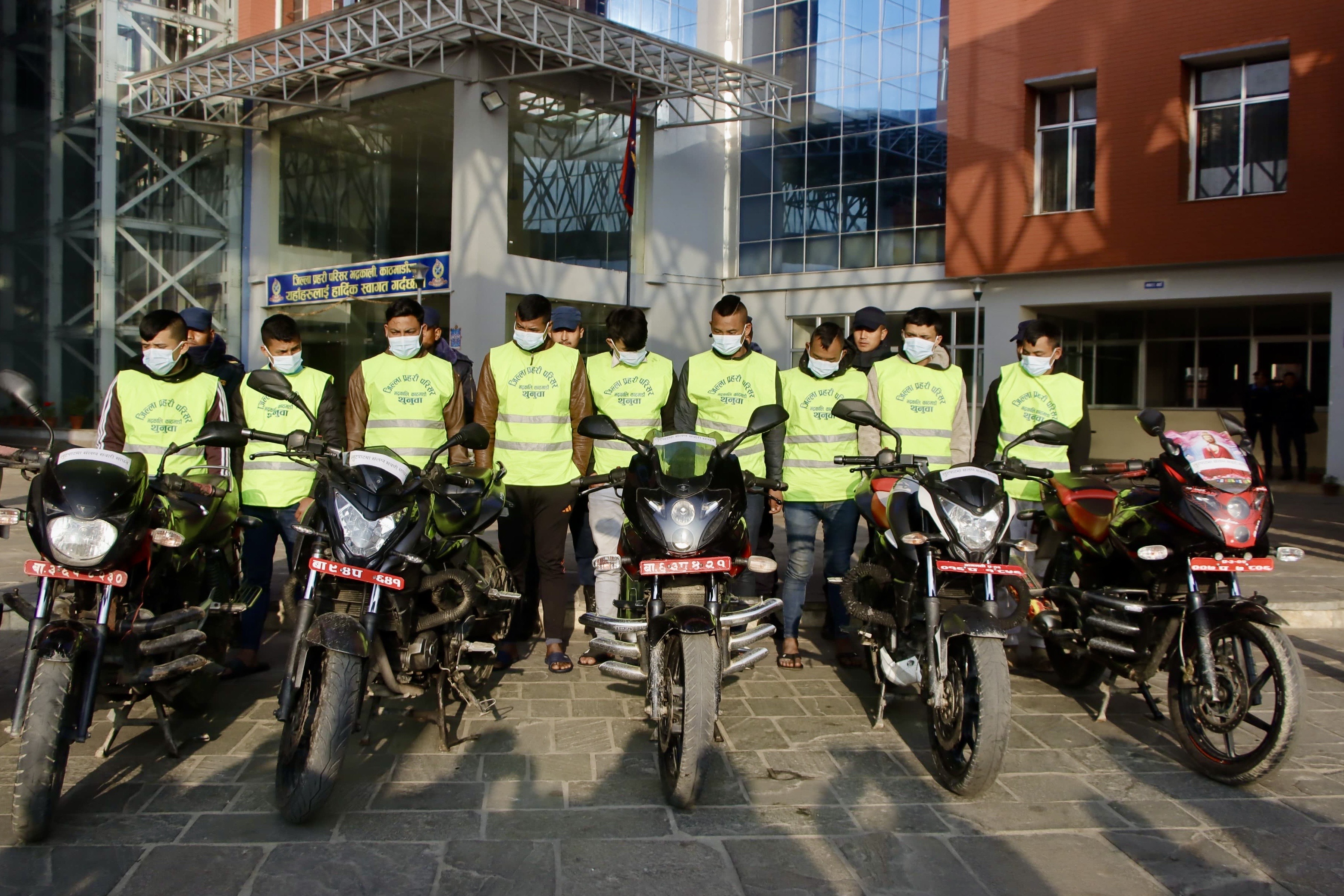 नेपाल प्रहरीले गर्‍याे मूलपानीबाट समातिएका लुटेरा सार्वजनिक