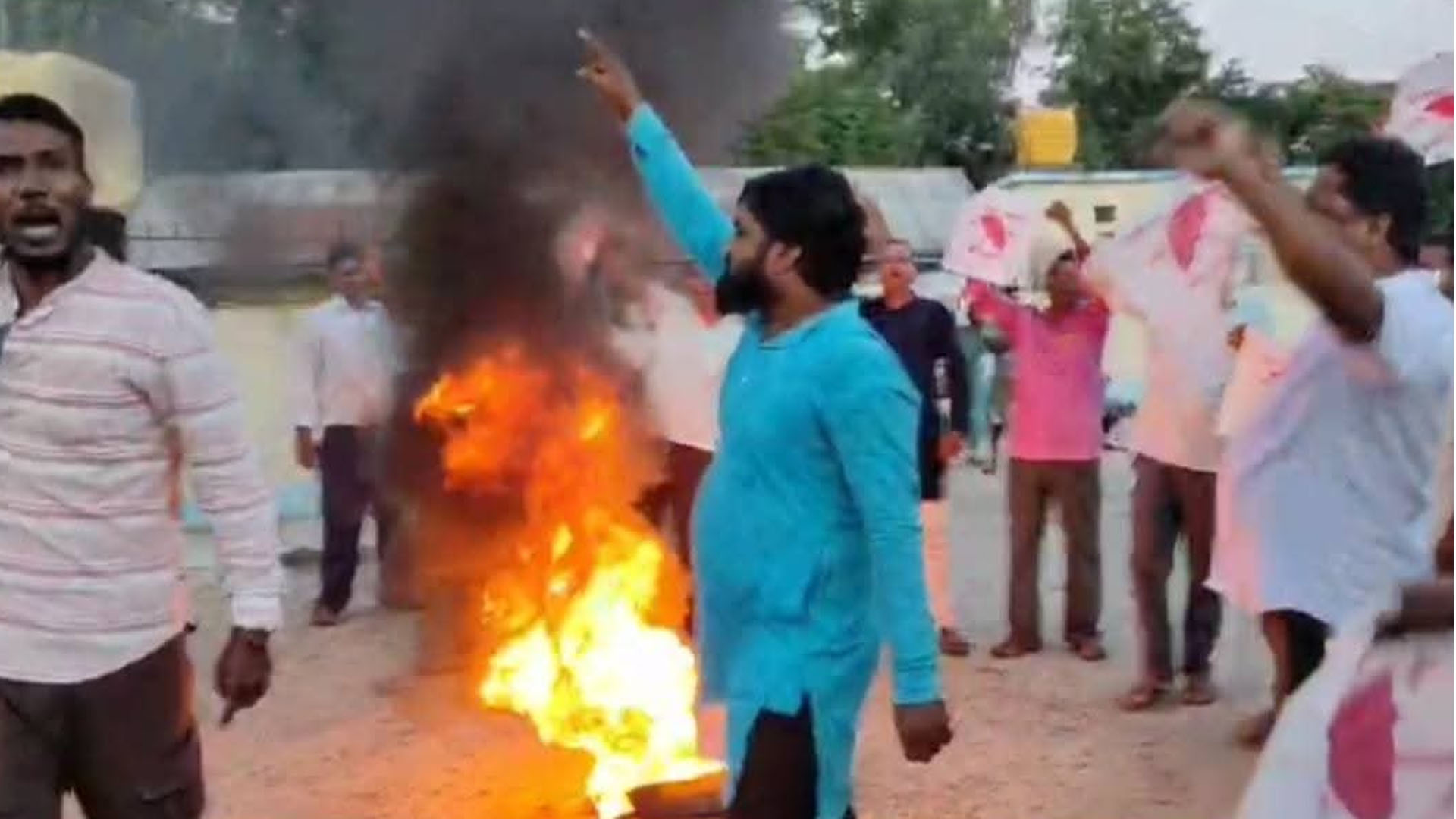 परमादेश देखाउँदै जसपाले मधेशमा गर्‍यो प्रधानमन्त्रीको पुतला दहन, ठाउँठाउँमा झडप