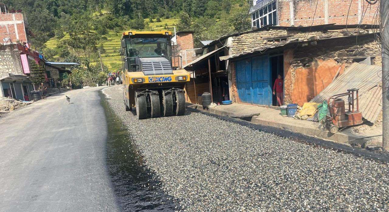 मध्यपहाडी लोकमार्गको बागलुङ खण्ड धमाधम कालोपत्र हुँदै