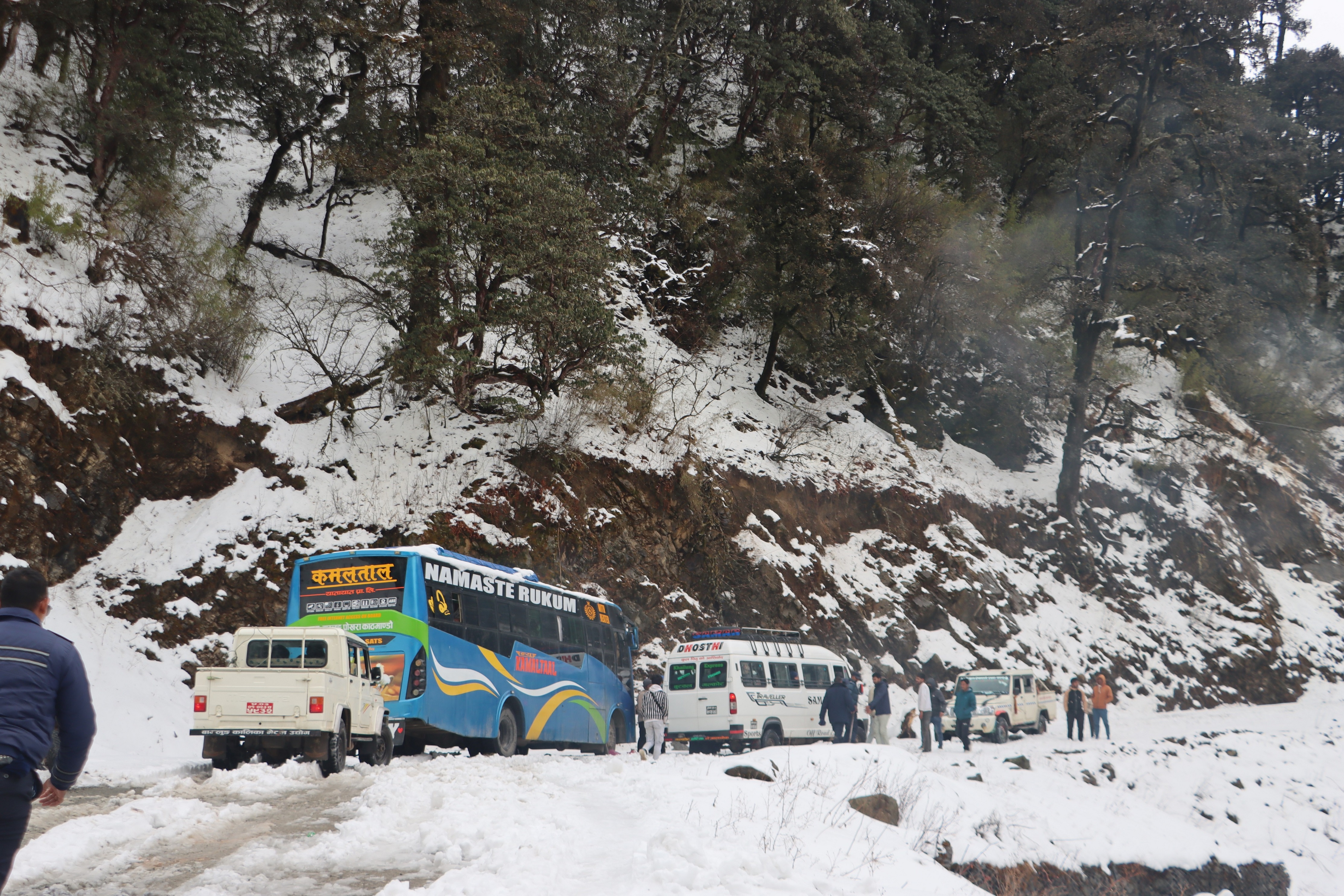 ‍भारी हिमपातका कारण मध्यपहाडी लोकमार्ग अवरुद्ध