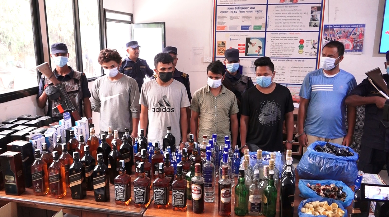 ब्राण्डेड विदेशी मदिराको नक्कली उत्पादन गरी बेच्ने पाँच जना पक्राउ 