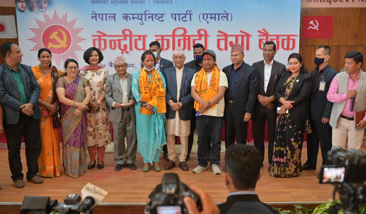 माओवादी प्रवक्ता महराका स्वकीय सचिव एमालेमा प्रवेश, ओलीले गरे स्वागत