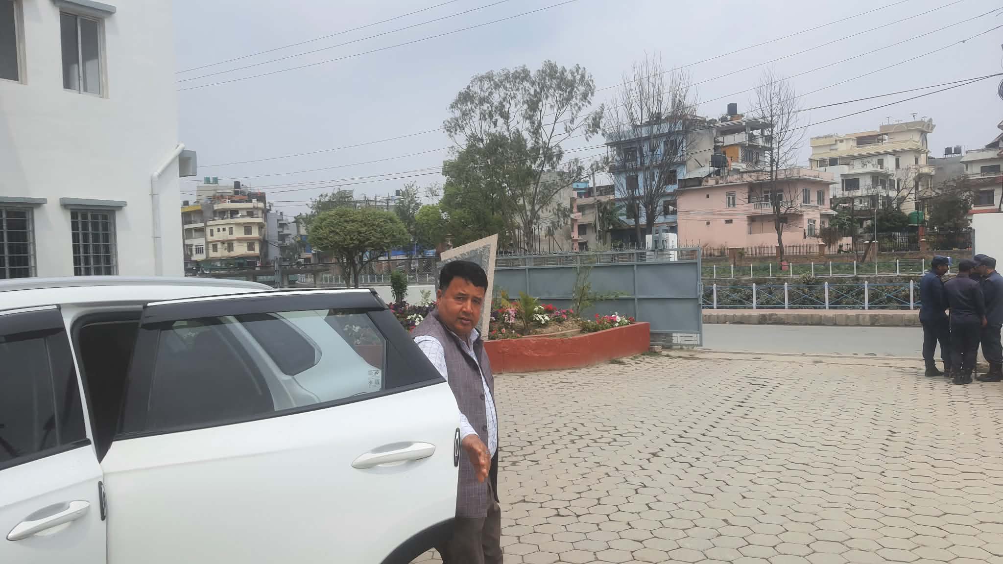 पार्टीको सडक आन्दोलनबारे महेशले भने– सुरुमा झिँजा बल्छ, अनि मात्रै मुढा बल्छ