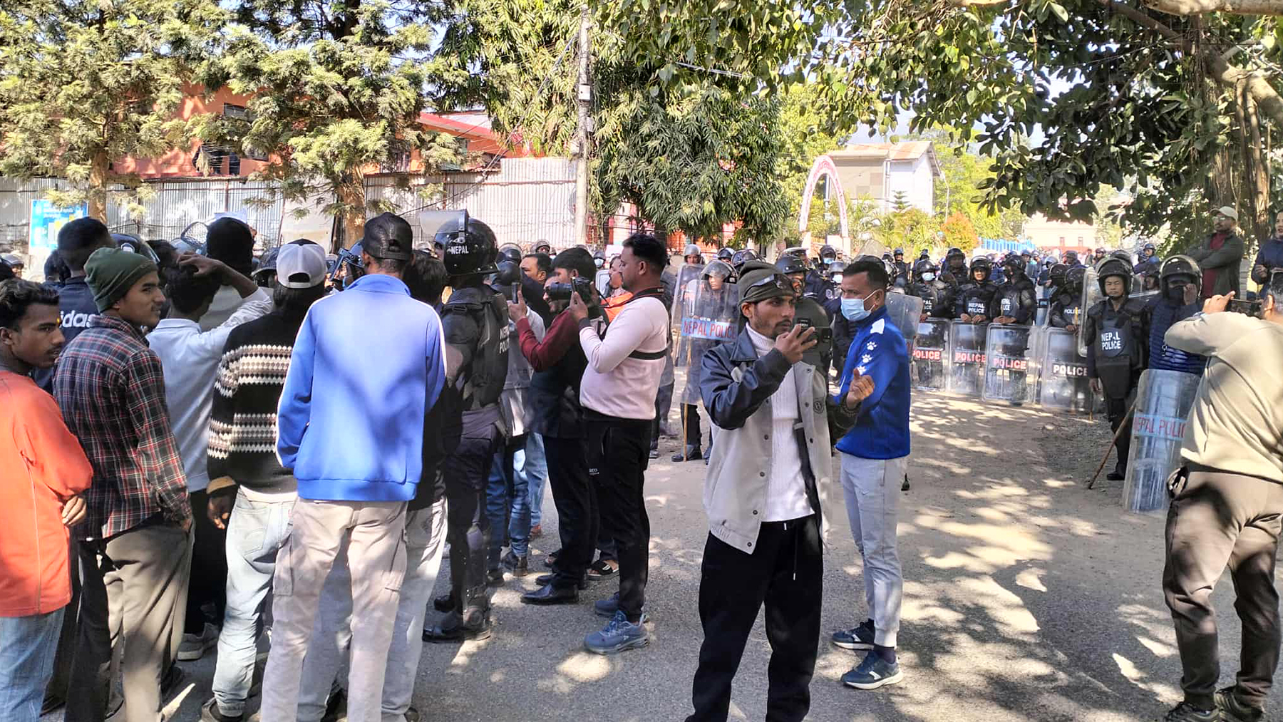 एमाले नेता महेश बस्नेतलाई सुर्खेतमा पनि अवरोध प्रयास 