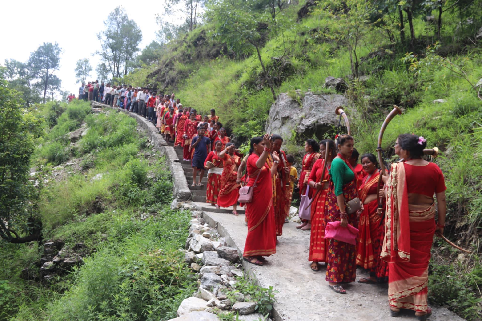 पदमार्ग निर्माणसँगै शिवपुरीको लौके झरनामा आन्तरिक पर्यटकको घुइँचो