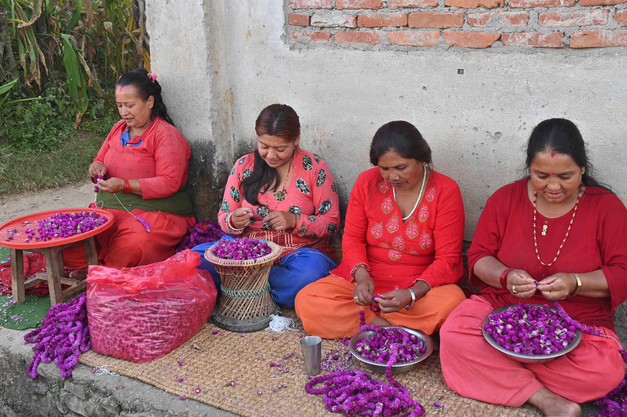 गुण्डुका पुष्प व्यवसायीलाई माला बनाउन भ्याइनभ्याइ (तस्वीरहरू)