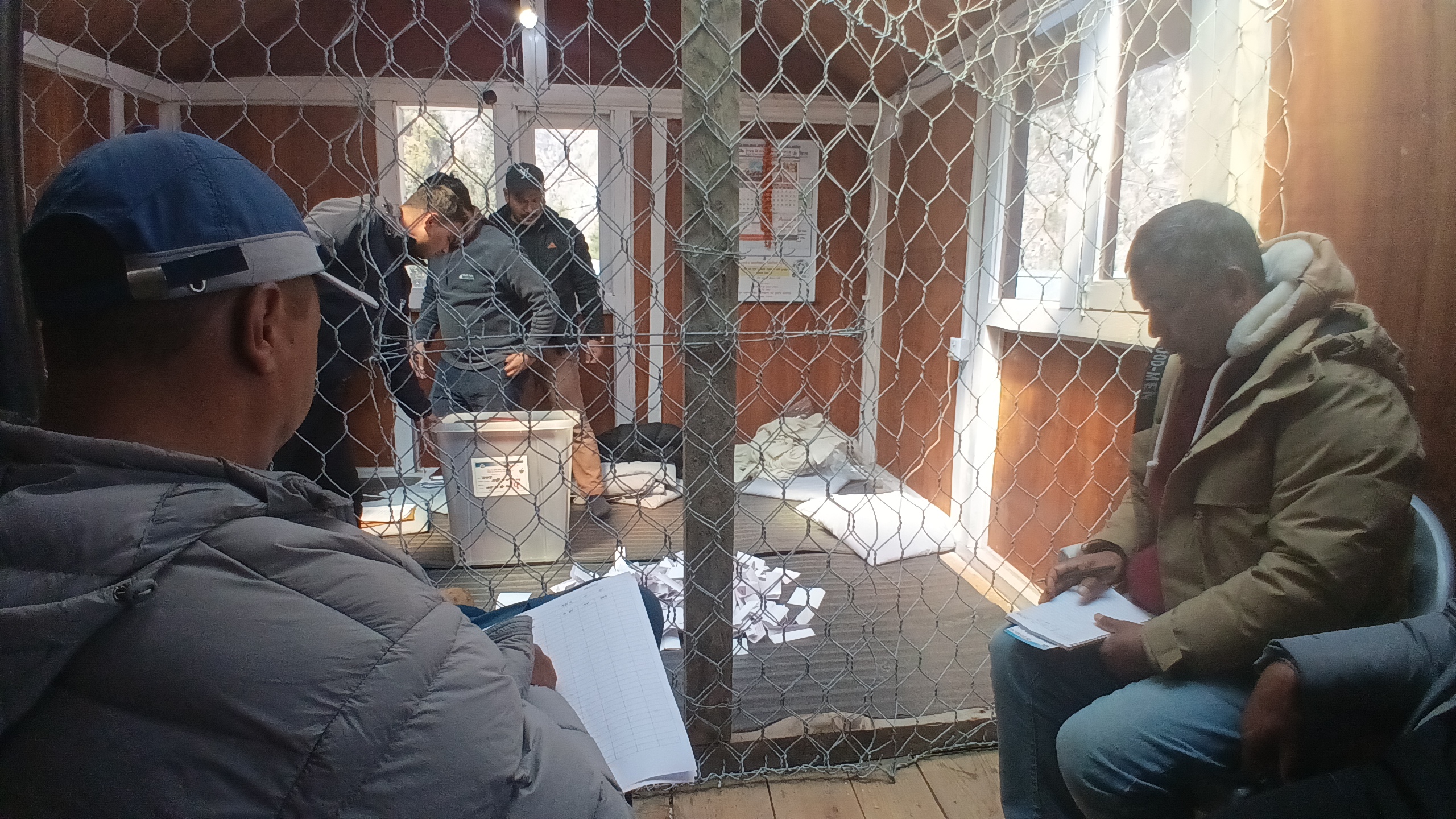 मनाङमा हेलिकोप्टरमार्फत् मतपेटिका पुर्‍याएपछि गणना सुरु