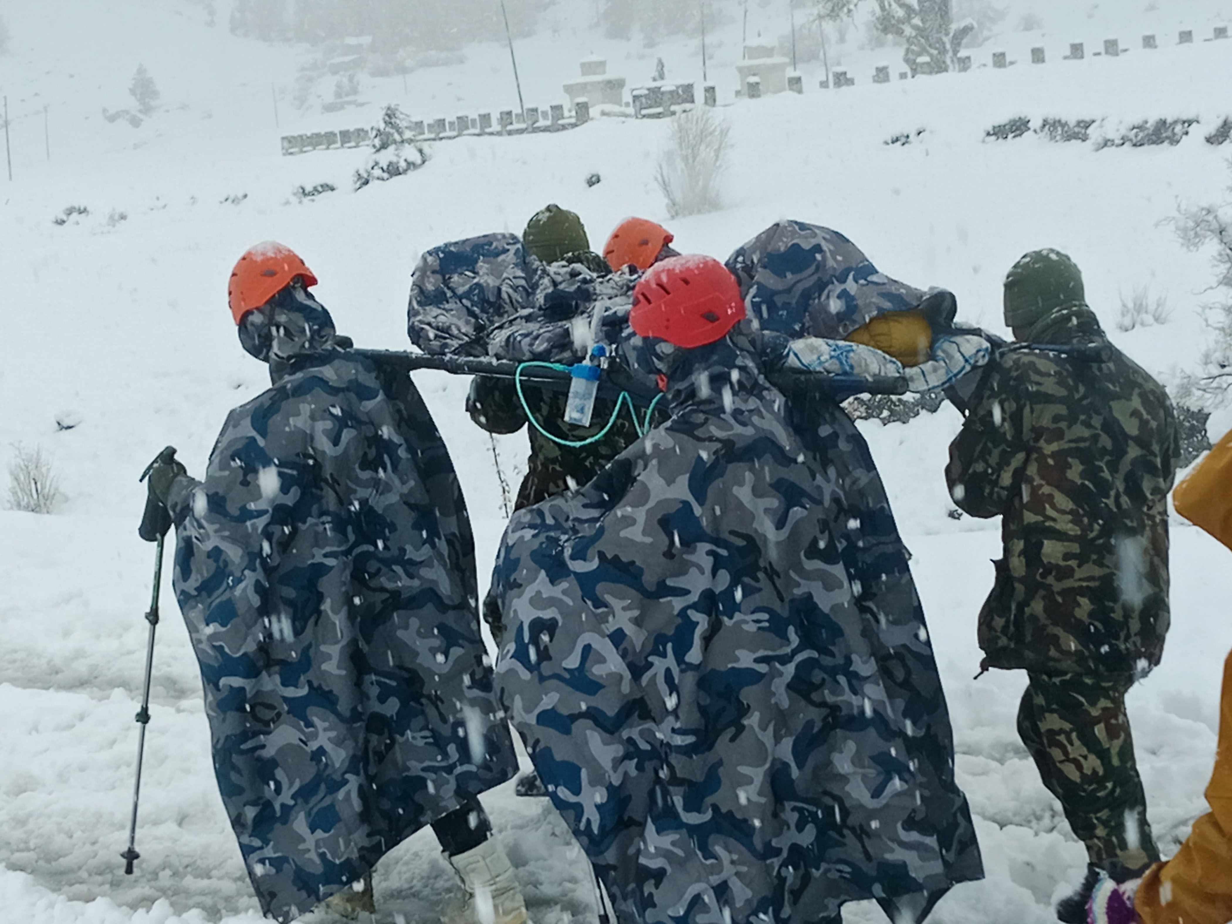 मनाङमा हिउँमा फसेका पर्यटकको उद्धार गर्न सवारीसाधन अभाव